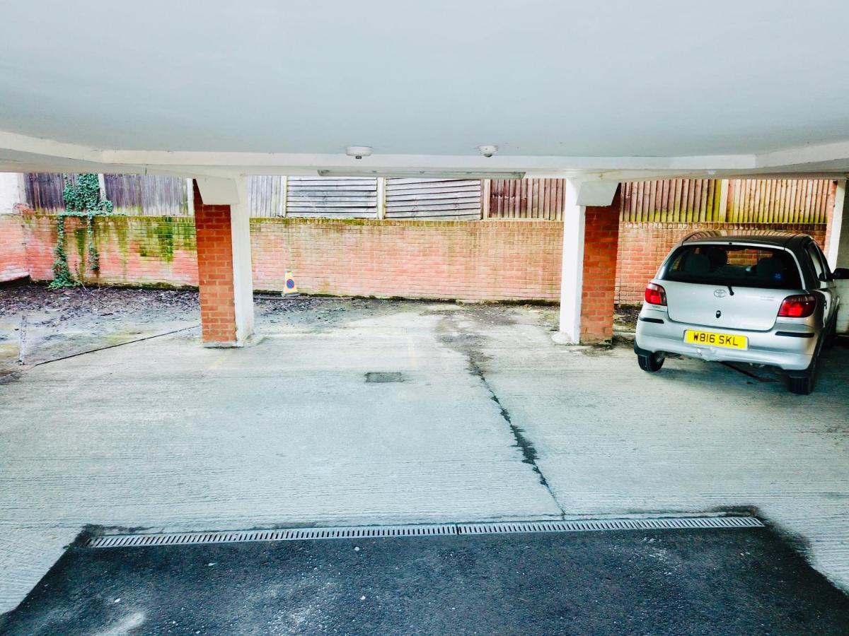 Апартаменты Private Parking Stylish Great Location Гильдфорд Экстерьер фото